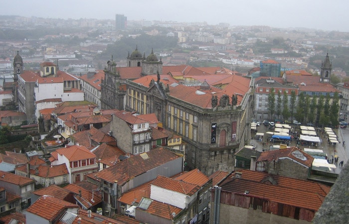 Vista de Oporto desde la Torre de los Clérigos. Enfrente, el Centro Portugués de Fotografía.