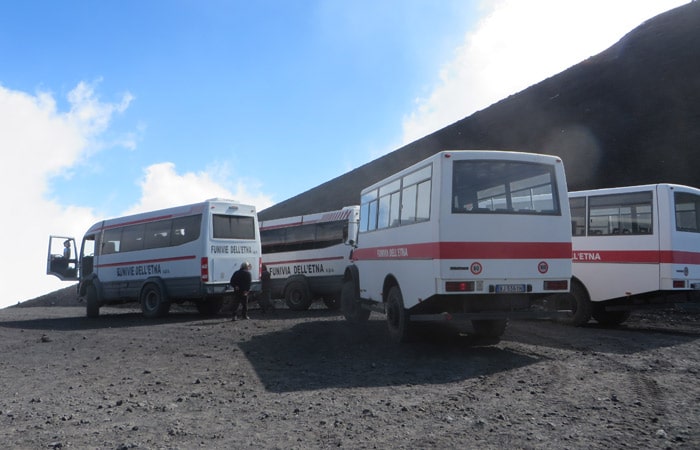 Autobuses todoterreno en el refugio Torre del Filósofo del Etna