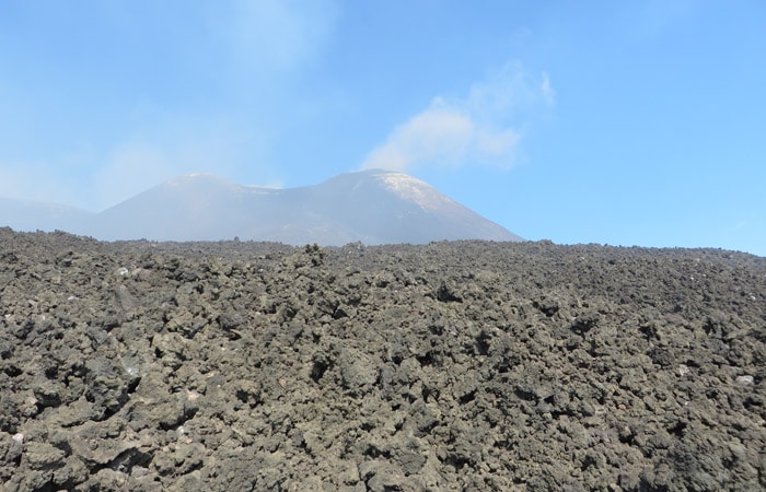 Rocas volcánicas con el Etna al fondo