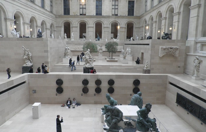 Interior del Museo qué ver en el Louvre