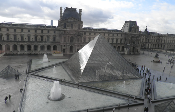 Pirámide qué ver en el Louvre