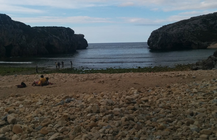 Playa Cuevas de la Mar en Nueva, destrozada por el temporal turismo en Asturias