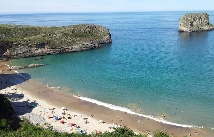 Playa de la Ballota (Andrín) con marea alta turismo en Asturias