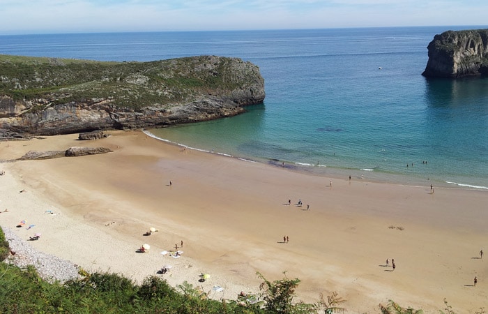 Playa de la Ballota (Andrín) con marea baja turismo en Asturias