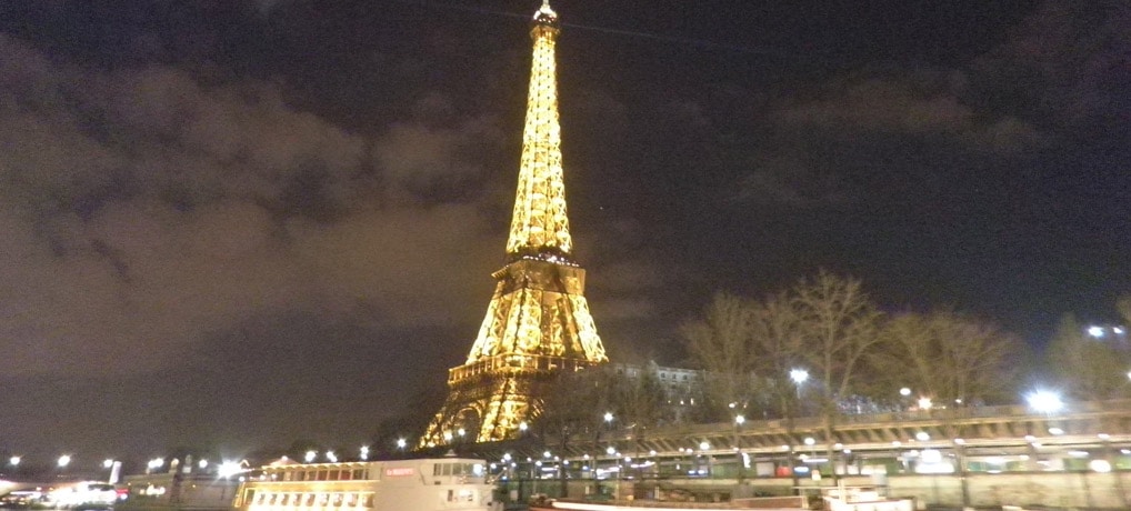 Vista nocturna de la Torre Eiffel de París
