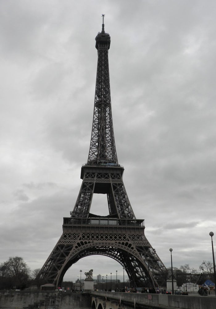 Torre Eiffel de París crucero por el Sena