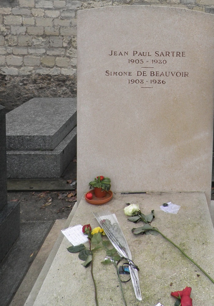 Tumba de Jean Paul Sartre y Simone de Beauvoir en el Cementerio de Montparnasse de París Torre de Montparnasse