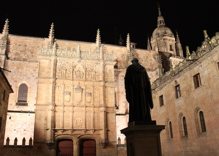 Escultura de Fray Luis de León con la Universidad que ver en Salamanca