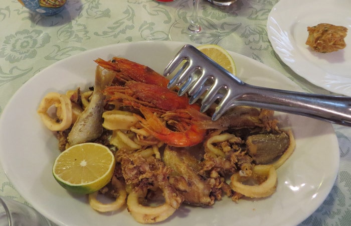 Fritura de pescado de trattoria La Tavernetta da Piero de Siracusa comer en Sicilia