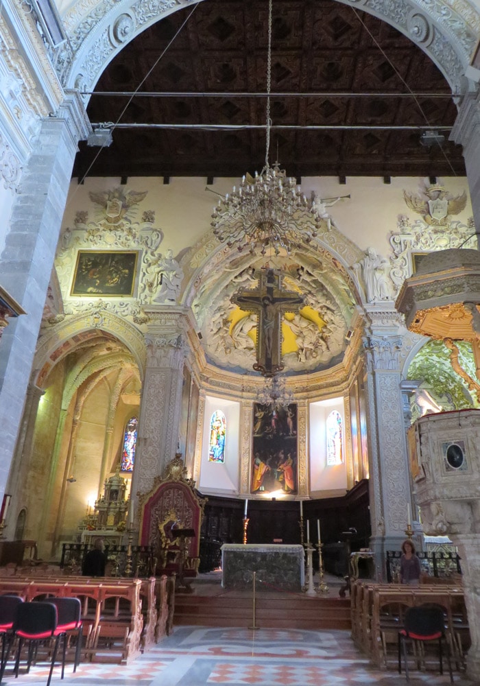 Interior del Duomo de Enna Sicilia