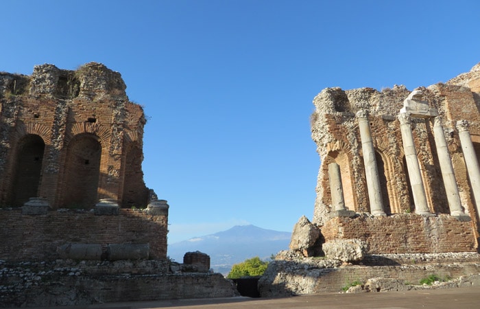 Escenario del Teatro Griego de Taormina con el Etna al fondo Sicilia