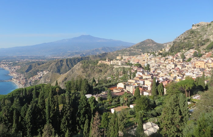 Vista desde el Teatro Griego de Taormina Sicilia