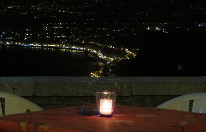 Vistas nocturnas del ristorante Mirage de Taormina comer en Sicilia
