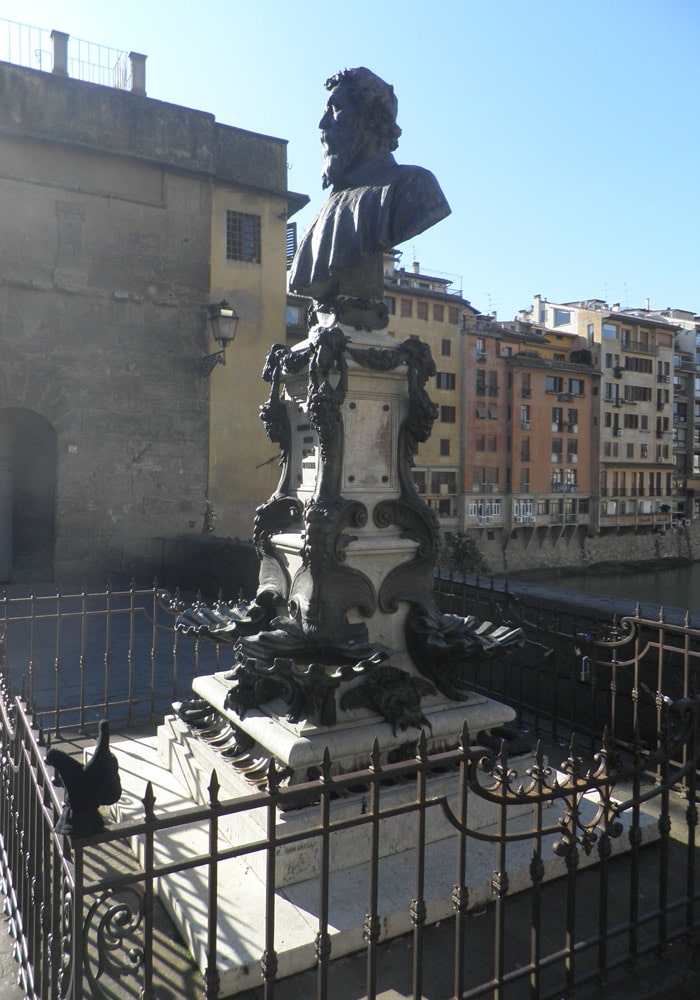 Busto de Benvenuto Cellini en el Ponte Vecchio qué visitar en Florencia