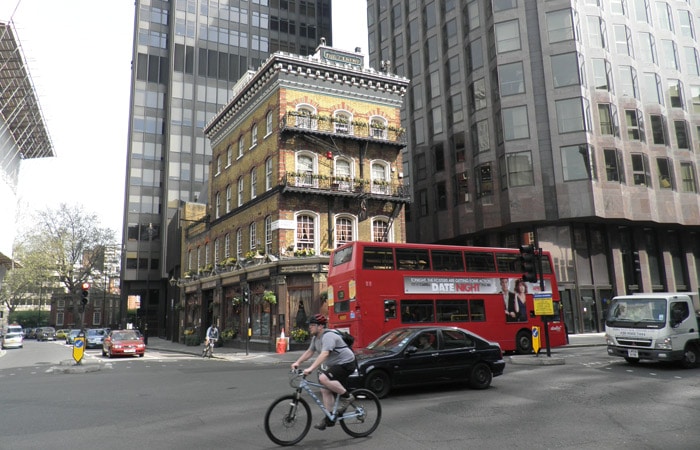Calle de Londres con su característico autobús urbano tres días en Londres
