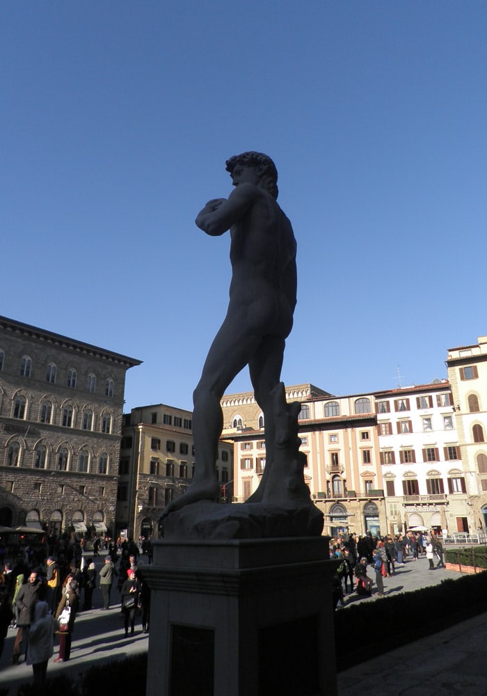 Réplica del David de Miguel Ángel a las puertas del Palazzo Vecchio qué visitar en Florencia
