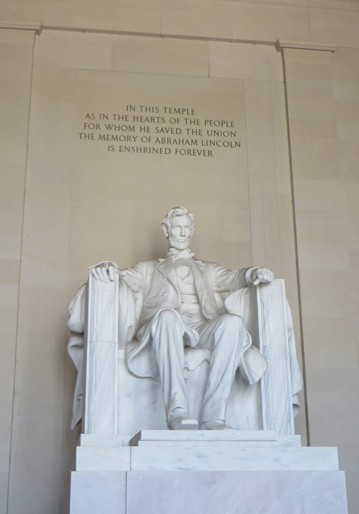 Escultura obra de Daniel Chester French dentro del Monumento a Lincoln Washington