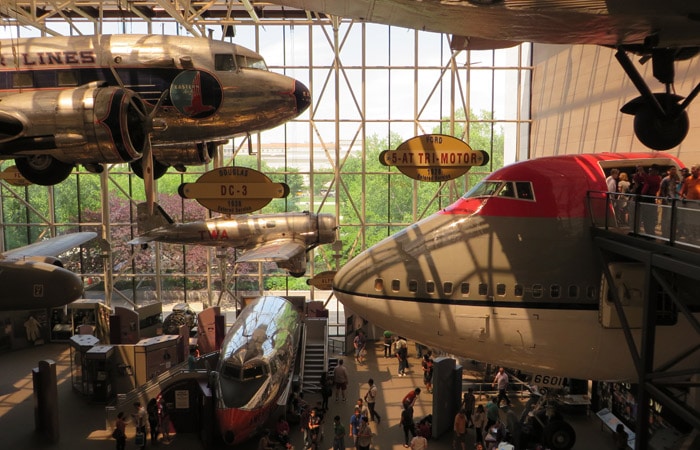 Vista del hall principal del Museo Nacional del Aire y el Espacio de Estados Unidos Washington