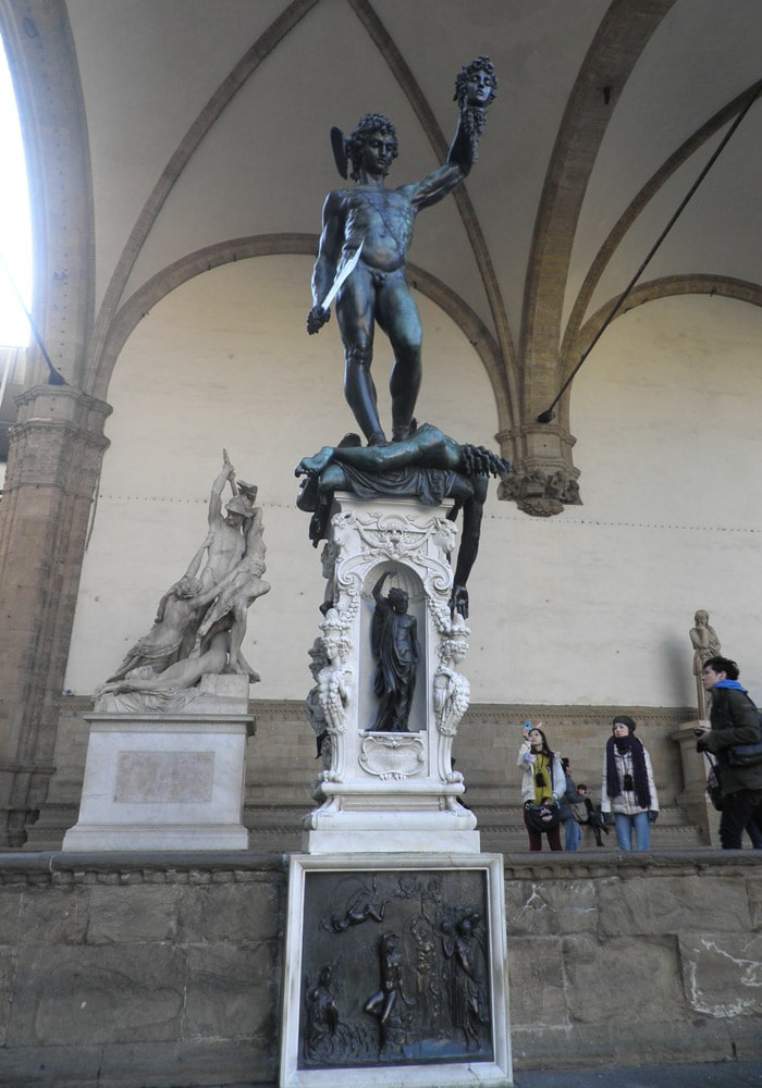 Perseo con la cabeza de Medusa de Benvenuto Cellini en la Loggia dei Lanzi de la Piazza della Signoria qué visitar en Florencia