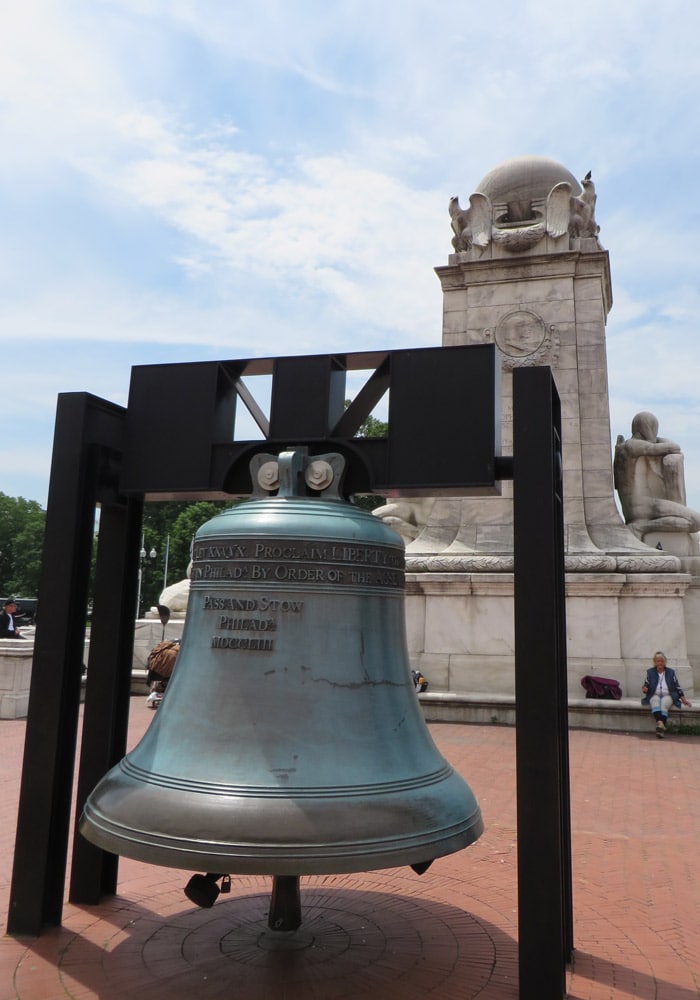 Réplica de la campana de la libertad frente a Union Station Washington