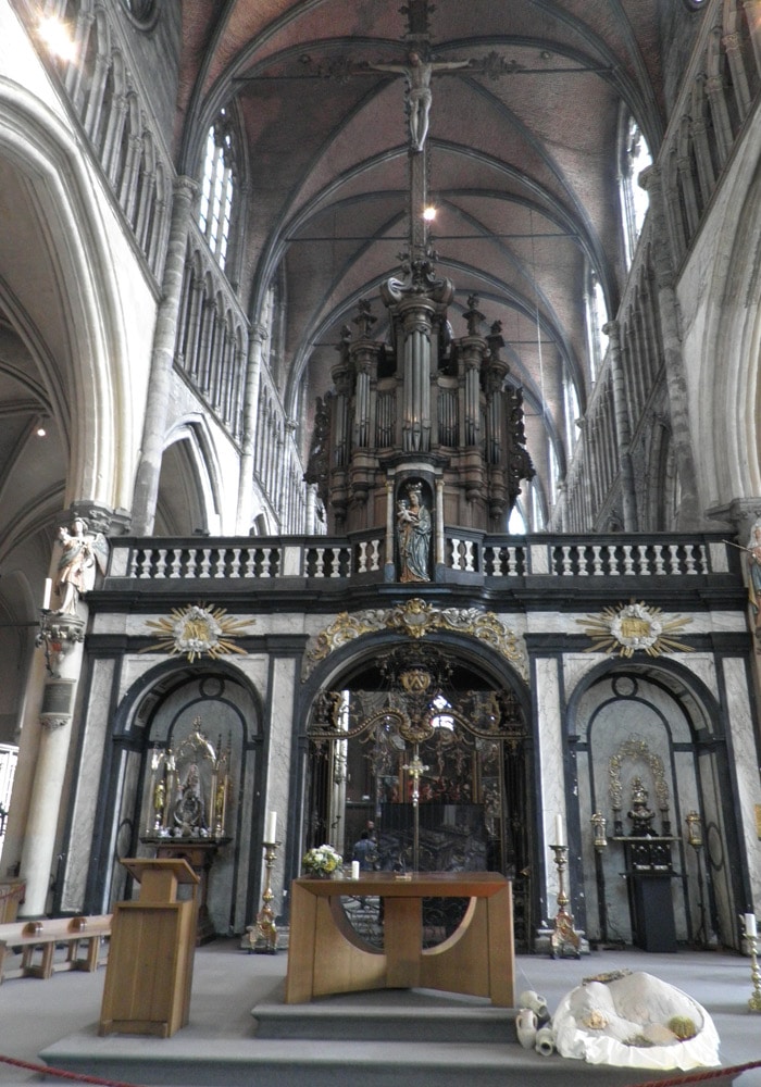 Altar mayor de la iglesia de Nuestra Señora qué ver en Brujas en un día