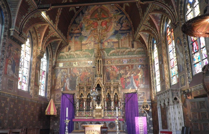 Altar mayor de la basílica de la Santa Sangre qué ver en Brujas en un día