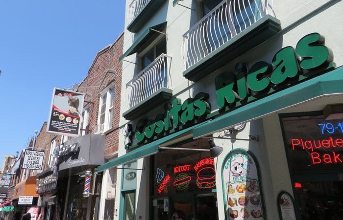 Restaurante Cositas Ricas en el barrio latino en Queens contrastes de Nueva York