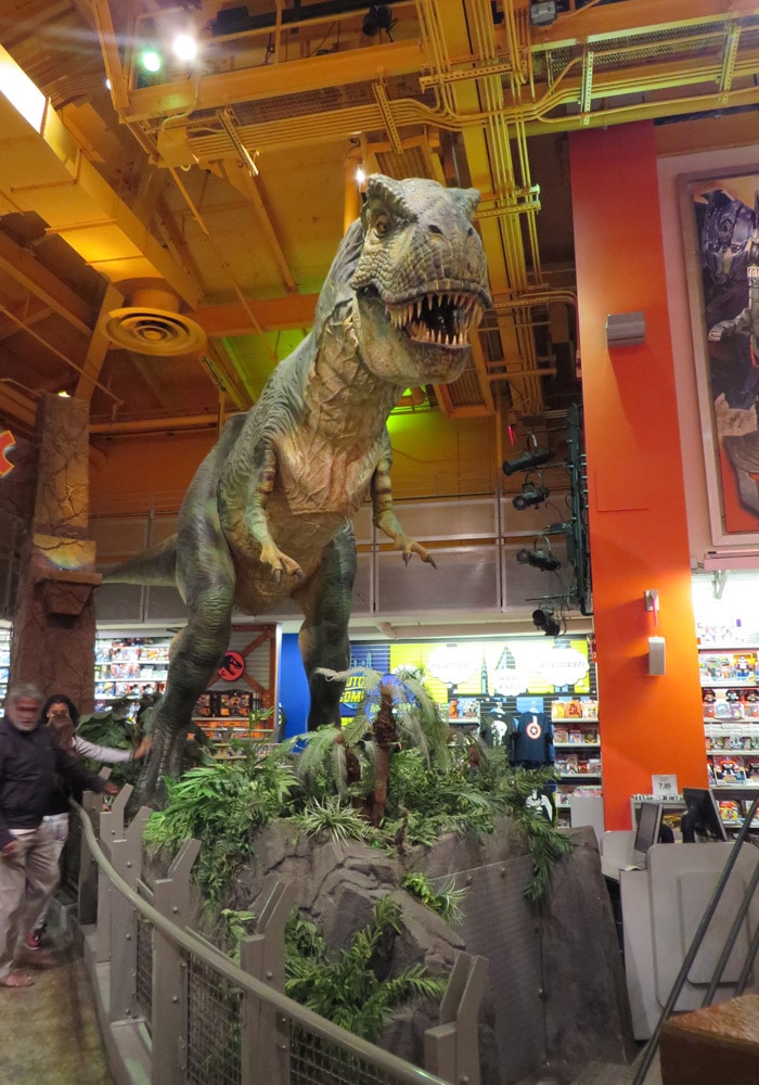 Dinosaurio en el Toys r “us” de Times Square ferry a Staten Island