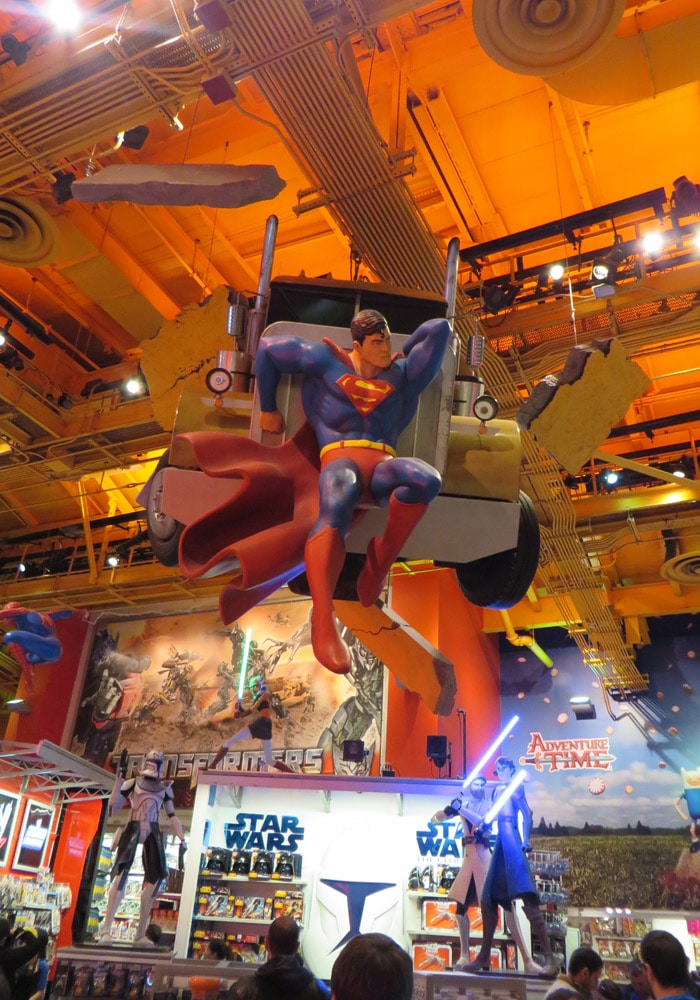 Superman en el Toys r “us” de Times Square ferry a Staten Island