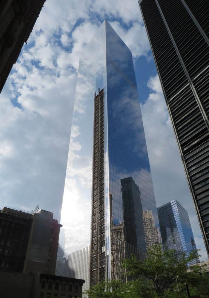 Una de las torres en construcción del World Trade Center ferry a Staten Island