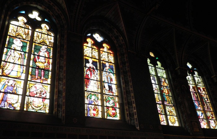Vidrieras en la Basílica de la Santa Sangre qué ver en Brujas en un día