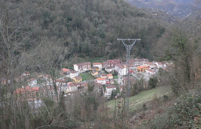 Vista de Belmonte de Miranda al final de la Ruta del Castañal