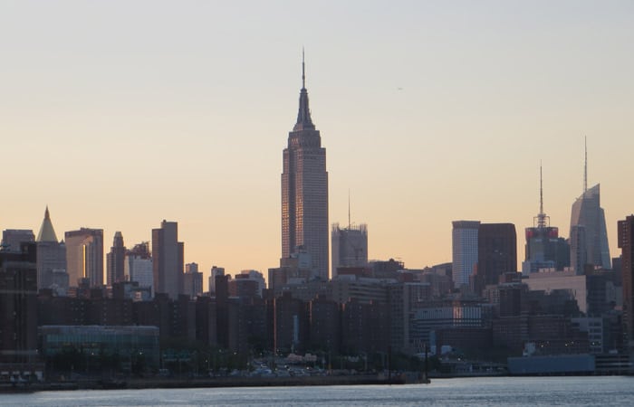 Empire State Building al atardecer paseo en barco por Nueva York