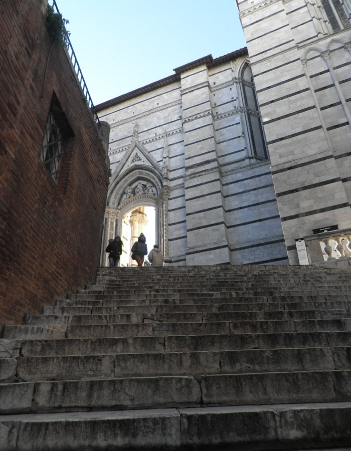 Escaleras de acceso a la Piazza del Duomo de Siena