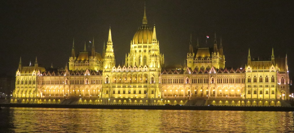 El Parlamento, de noche qué ver en Budapest
