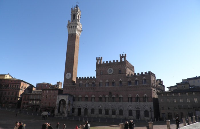 Piazza del Campo de Siena con el Palacio Comunal y la Torre del Mangia