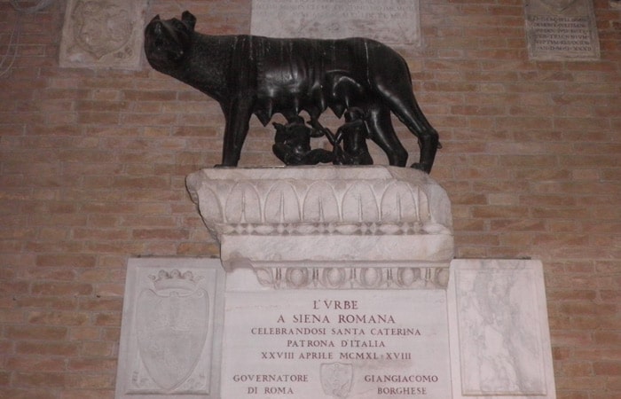 Rómulo y Remo en el interior del Palacio Comunal de Siena