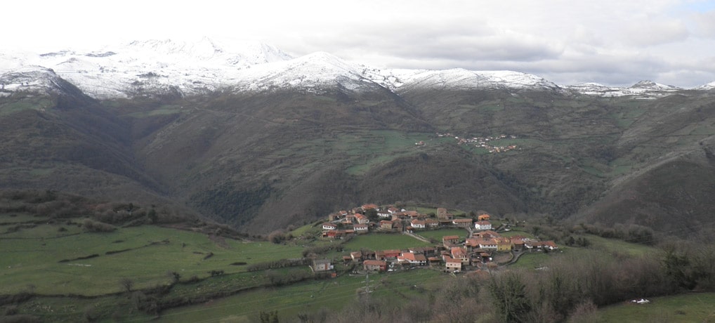 Samartín d'Ondes y cumbres de Somiedo desde la ruta de La Castañal