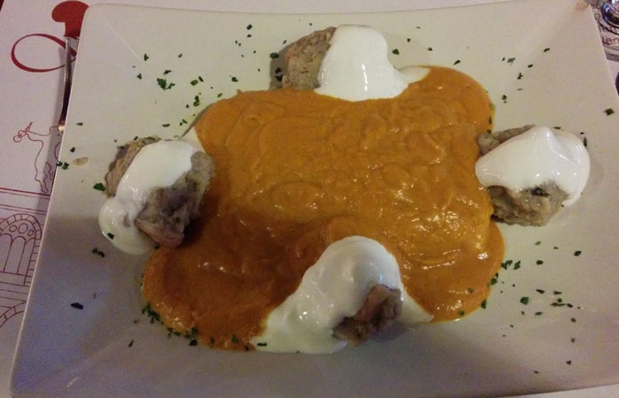 Vadas marha zsemlegombóccal en el Fülemüle étterem comer en Budapest