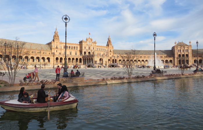 Barcas en la Plaza de España monumentos de Sevilla