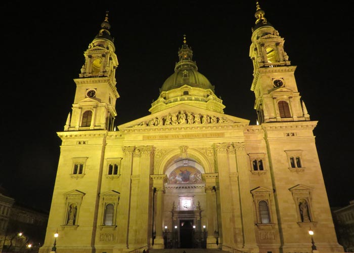 Basílica de San Esteban de Budapest de noche