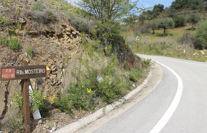 Carretera de acceso al comienzo de la ruta Ribeira do Mosteiro senderismo en Portugal
