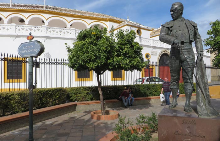 Escultura de Curro Romero junto a la Maestranza monumentos de Sevilla