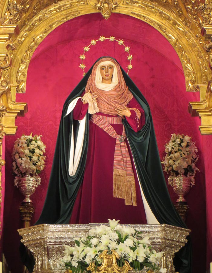 Nuestra Señora de la Esperanza de Triana en la Capilla de los Marineros vírgenes de Sevilla