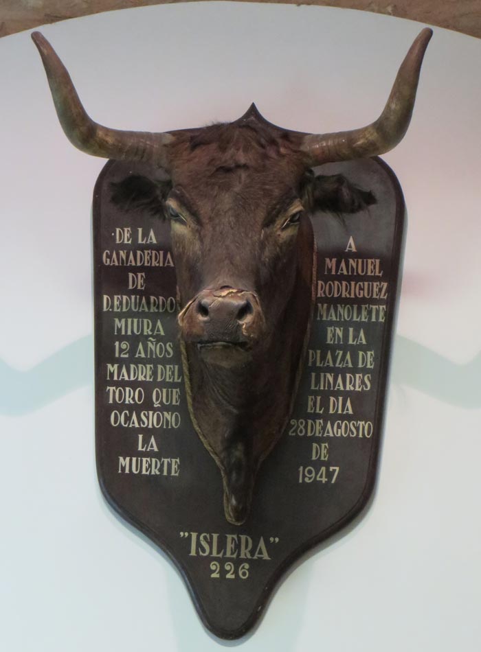 Cabeza de Islera, la madre del toro que mató a Manolete monumentos de Sevilla