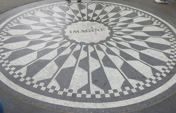 Mosaico de Imagine en Strawberry Fields paseo en bici por Central Park