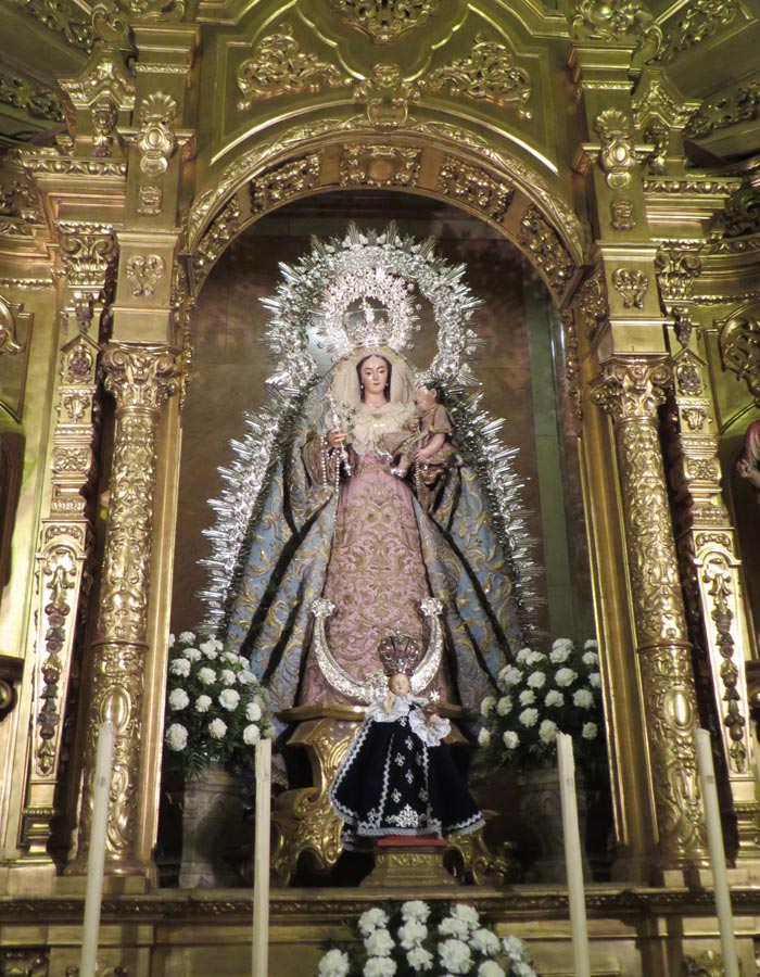 Nuestra Señora del Rosario en la basílica de la Macarena vírgenes de Sevilla