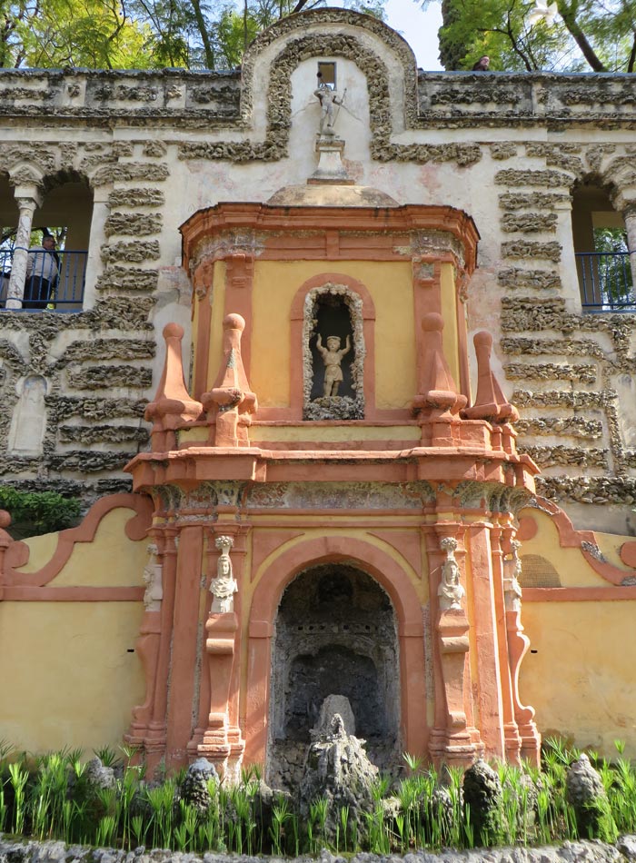 Órgano hidráulico en el patio de los Reales Alcázares monumentos de Sevilla