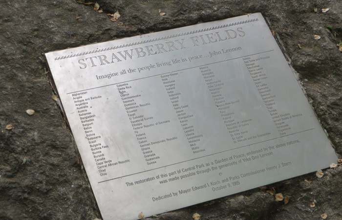 Placa con los países que aportaron especies vegetales para el jardín de Strawberry Fields paseo en bici por Central Park