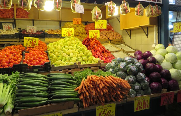 Puesto de verduras del Mercado Central de Budapest